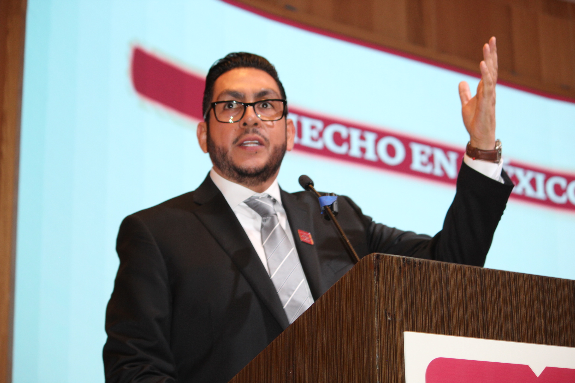 Reciben distintivo Hecho en México empresas, productores y artesanos queretanos.