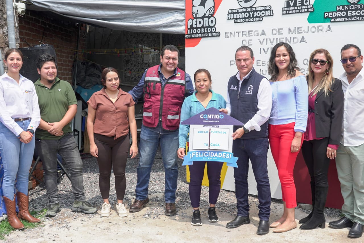 Municipio de Pedro Escobedo e IVEQ entregan vivienda digna a familias escobedenses.