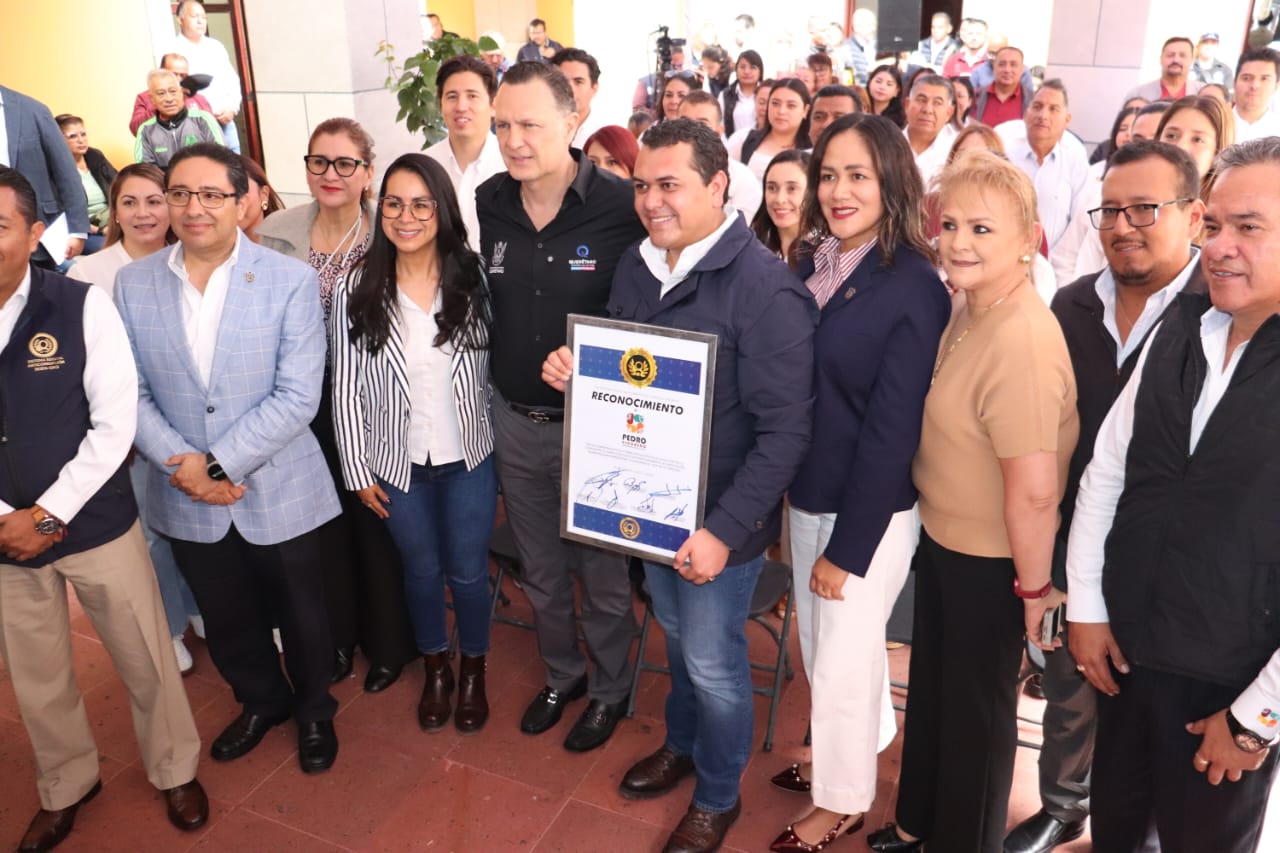 Pedro Escobedo reafirma su compromiso contra la corrupción y recibe reconocimiento estatal