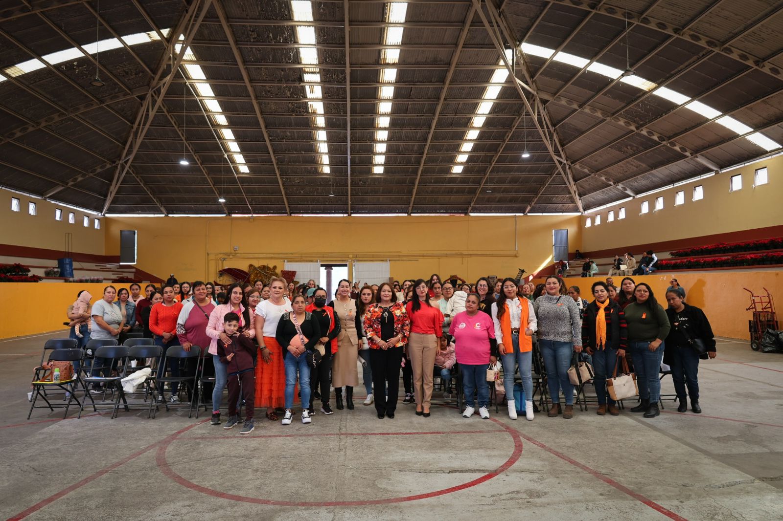 Más de 250 mujeres participan en ponencia sobre prevención de la violencia en el marco del 25N