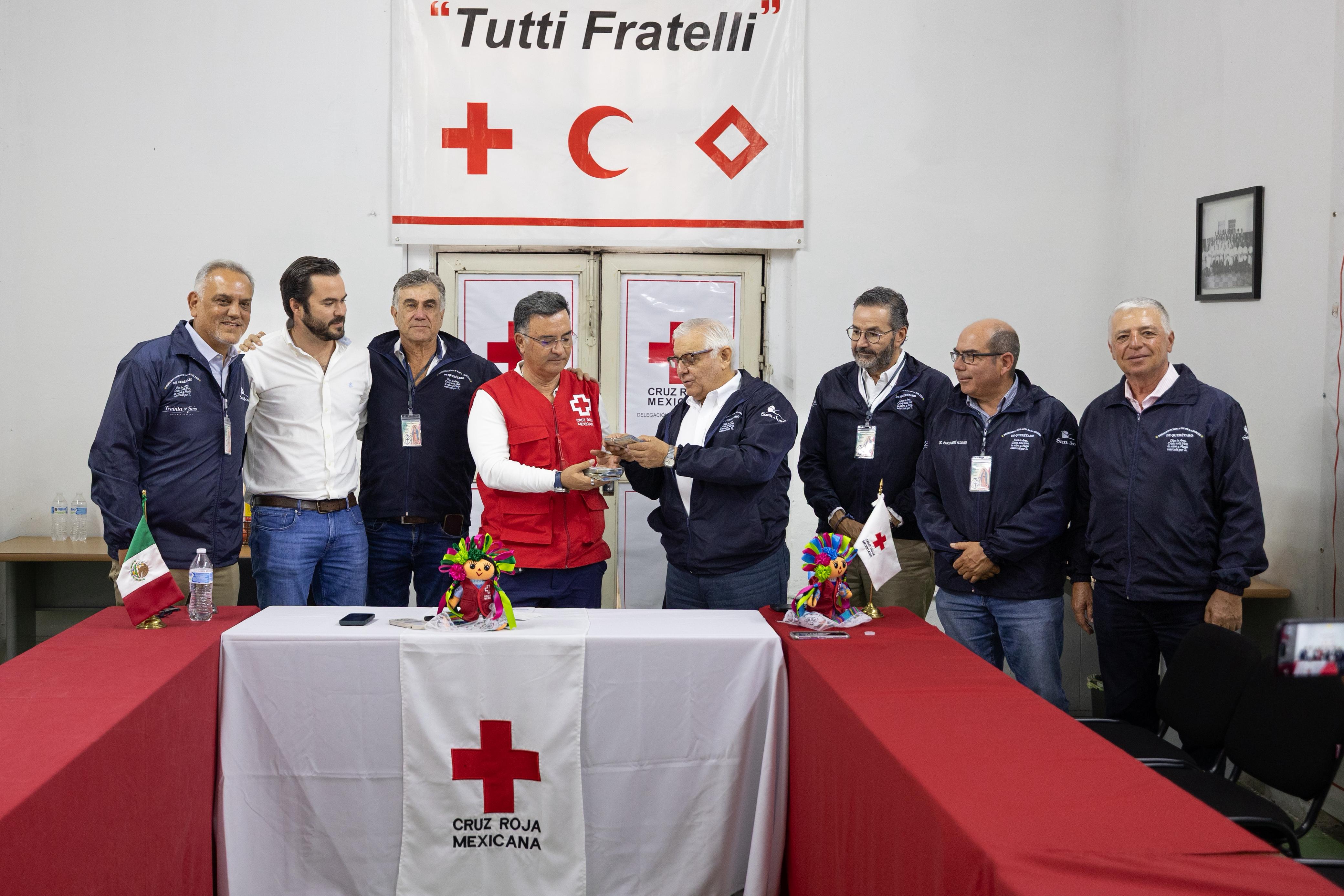 Mauricio Cárdenas y la Asociación Peregrinos Guadalupanos de la Santa Cruz A.C. realizan donativo a la Cruz Roja